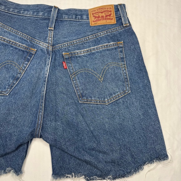 Levi’s Women’s 501 Button Fly Distressed Midi Length Jean Shorts Size 28 - Picture 12 of 16